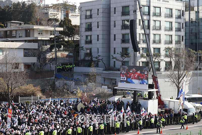 ▲고위공직자범죄수사처가 윤석열 대통령 체포영장 집행에 나선 3일 서울 용산구 한남동 대통령 관저 인근에 윤 대통령 지지자들이 모여 있다. 고이란 기자 photoeran@