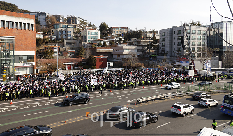▲고위공직자범죄수사처가 윤석열 대통령 체포영장 집행에 나선 3일 서울 용산구 한남동 대통령 관저 인근에 윤 대통령 지지자들이 모여 있다. 고이란 기자 photoeran@