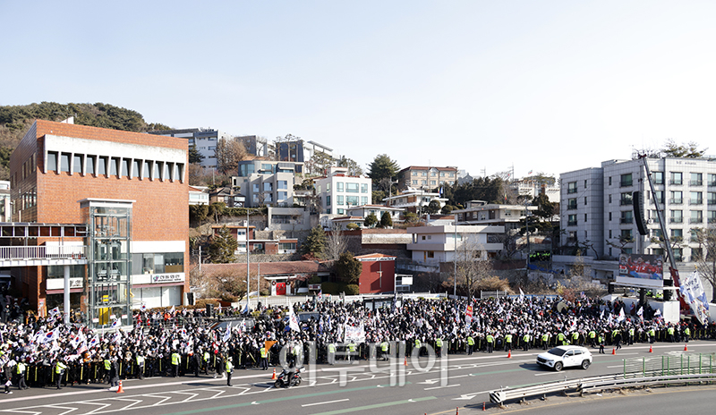 ▲고위공직자범죄수사처가 윤석열 대통령 체포영장 집행에 나선 3일 서울 용산구 한남동 대통령 관저 인근에 윤 대통령 지지자들이 모여 있다. 고이란 기자 photoeran@