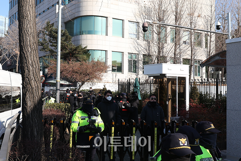 ▲고위공직자범죄수사처가 윤석열 대통령의 체포영장 집행에 나선 3일 서울 용산구 한남동 대통령 관저 주변에 경찰들이 둘러싸고 있다. 고이란 기자 photoeran@