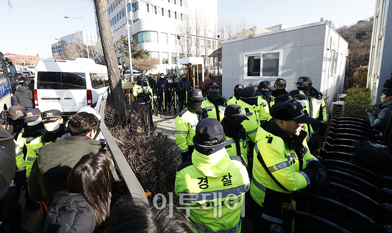 ▲ 고위공직자범죄수사처가 윤석열 대통령의 체포영장 집행에 나선 3일 서울 용산구 한남동 대통령 관저 주변에 경찰들이 둘러싸고 있다. (고이란 기자 photoeran@)