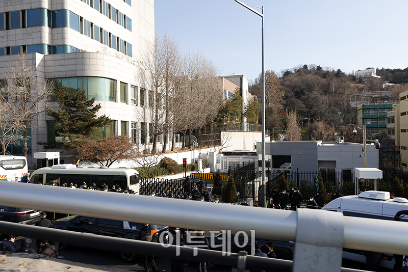 ▲고위공직자범죄수사처가 윤석열 대통령의 체포영장 집행에 나선 3일 서울 용산구 한남동 대통령 관저 주변에 경찰들이 둘러싸고 있다. 고이란 기자 photoeran@