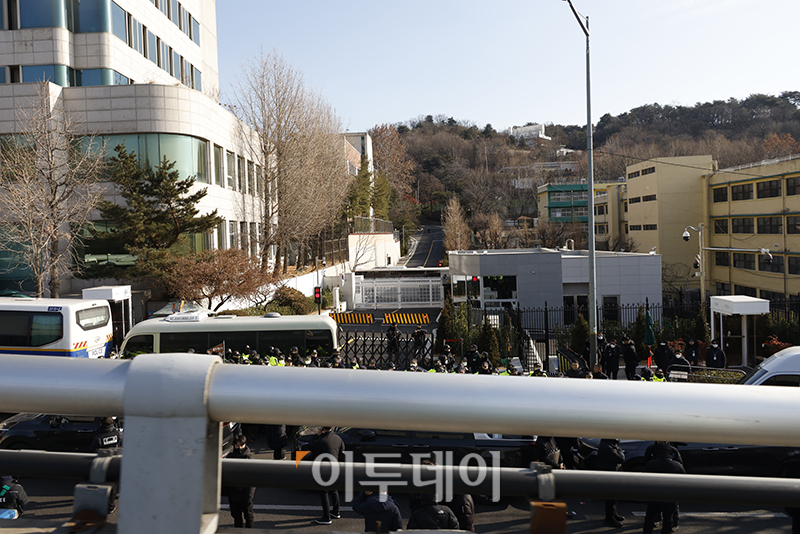 ▲고위공직자범죄수사처가 윤석열 대통령의 체포영장 집행에 나선 3일 서울 용산구 한남동 대통령 관저 주변에 경찰들이 둘러싸고 있다. 고이란 기자 photoeran@