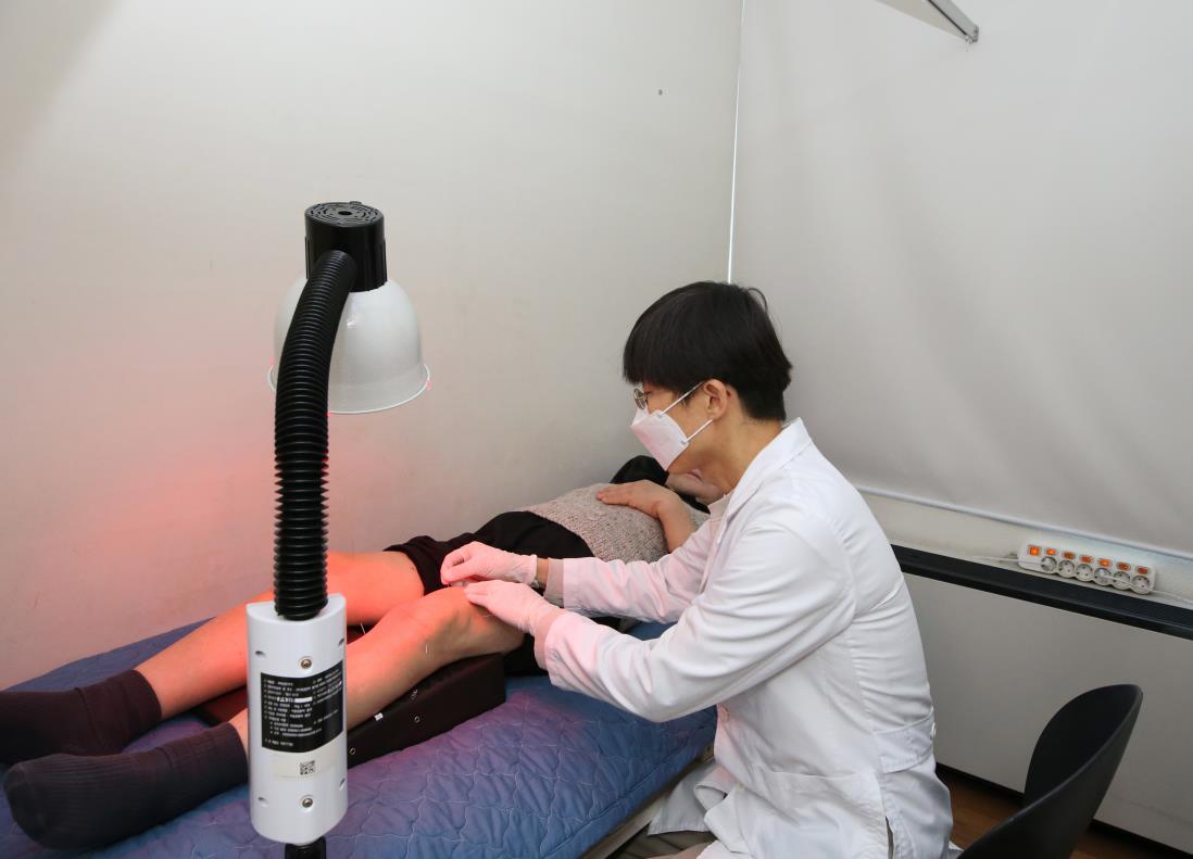 ▲원효로 보건분소 한방진료실에서 주민이 침술 치료를 받고 있다. (사진제공=용산구)