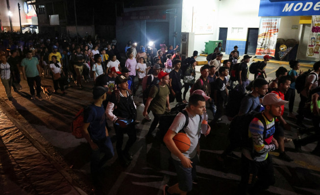 ▲1일(현지시간) 멕시코 타파출라에서 이민자들이 미국 접경지를 향해 북쪽으로 향하고 있다. 로이터연합뉴스