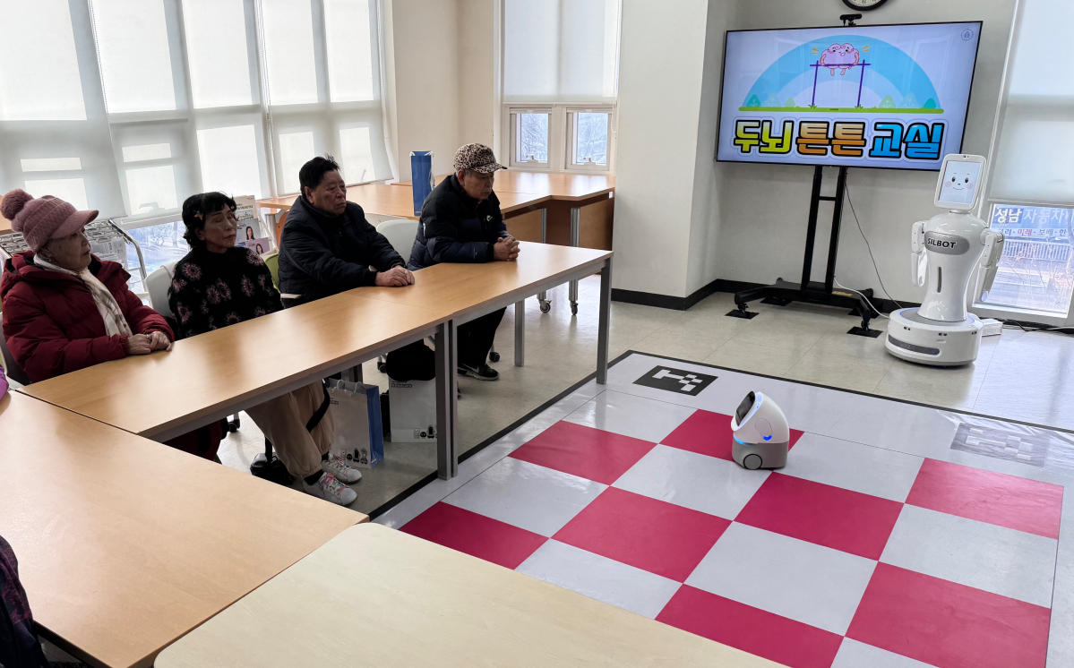 ▲어르신들이 케미 프렌즈(가운데)과 실벗(오른쪽)이 함께한 인지훈련에 참여하고 있다. (이동욱 기자 toto@)