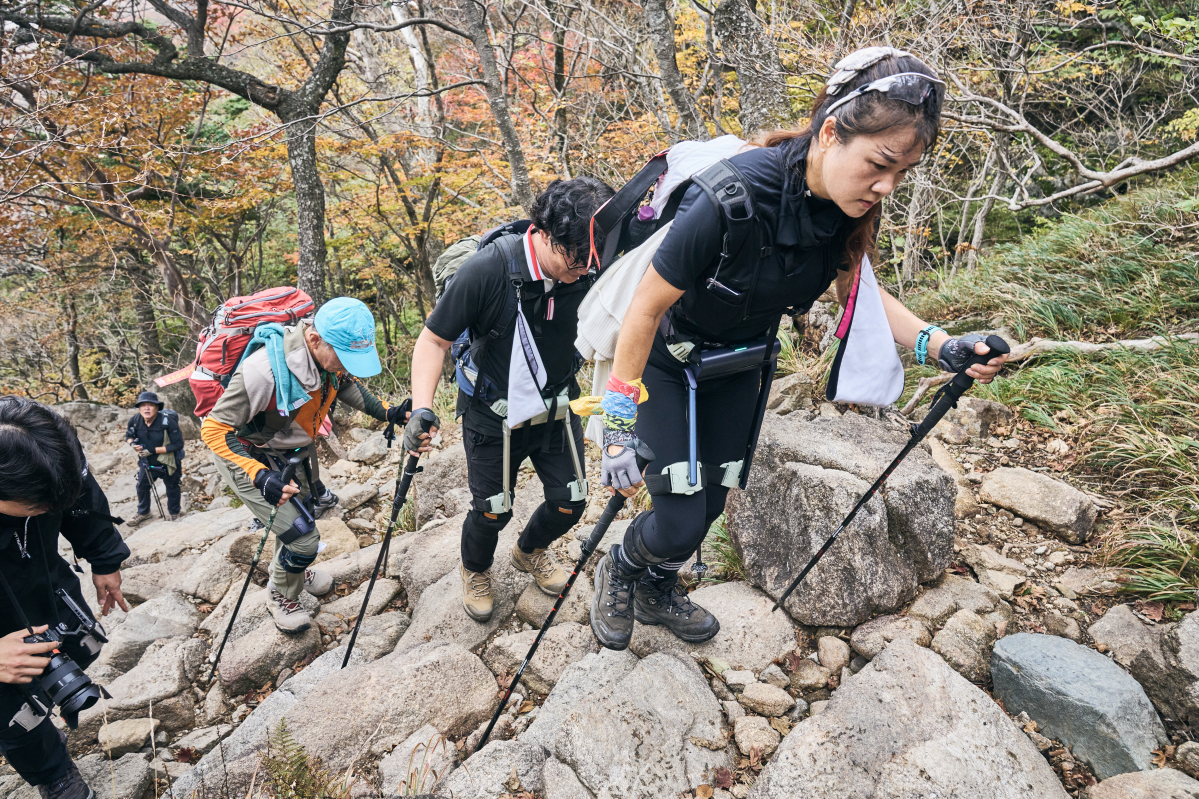 ▲위로보틱스의 웨어러블 로봇 윔을 착용하고 지리산을 등반하는 모습. (사진제공=위로보틱스)