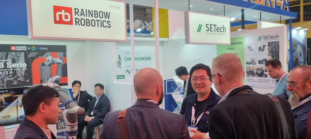 ▲지난해 ‘하노버 산업박람회’에 참가한 우리나라 로봇 기업들. (사진제공=한국로봇산업협회)