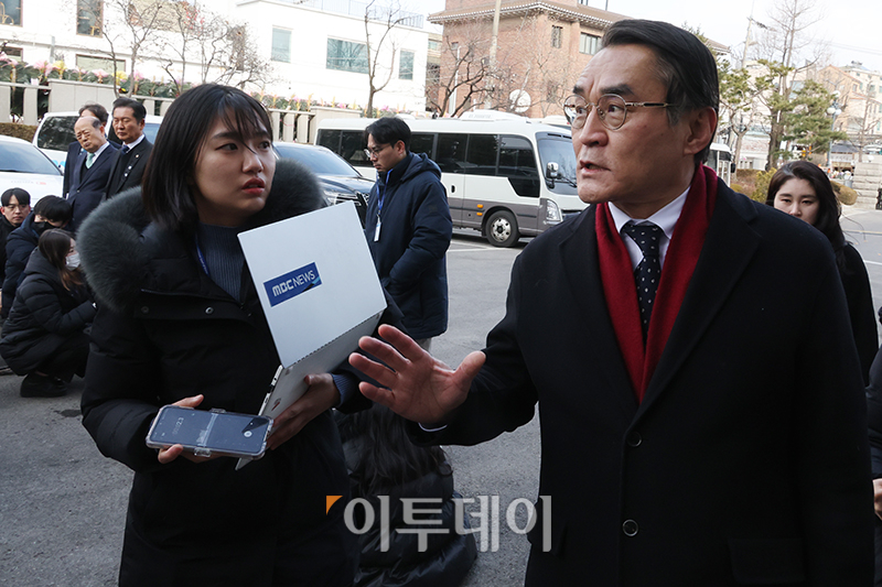 ▲3일 서울 종로구 헌번재판소에서 진행된 윤석열대통령 탄핵심판 사건의 헌법재판소 2차 변론준비기일에서 윤석열 대통령 측 배보윤 변호사가 입장을 밝히고 있다. 왼쪽은 윤석열 대통령 탄핵소추단장 정청래 국회 법사위원장. 고이란 기자 photoeran@