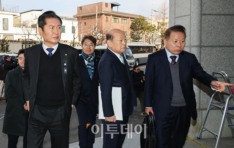 ▲윤석열 대통령 탄핵소추단장 정청래(왼쪽) 국회 법사위원장이 3일 서울 종로구 헌법재판소에서 열린 윤석열 대통령 탄핵심판 2차 변론준비기일에 법률대리인단 공동 대표 김이수(오른쪽) 전 헌법재판관 등과 참석하고 있다. 고이란 기자 photoeran@