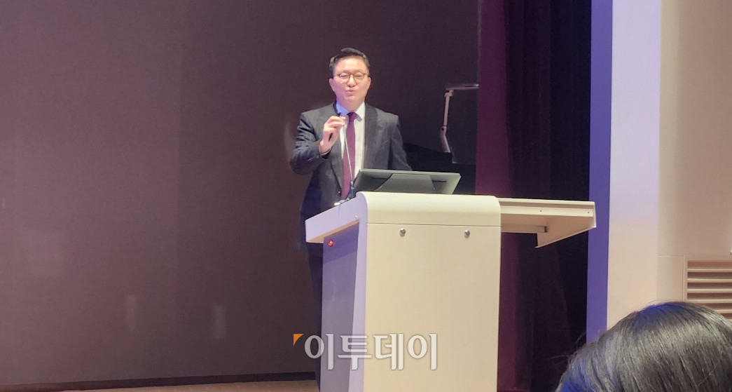 ▲정용지 케어젠 대표가 3일 서울 여의도 한국거래소에서 열린 기업설명회(IR)에서 발표하고 있다.  (이상민 기자 imfactor@)