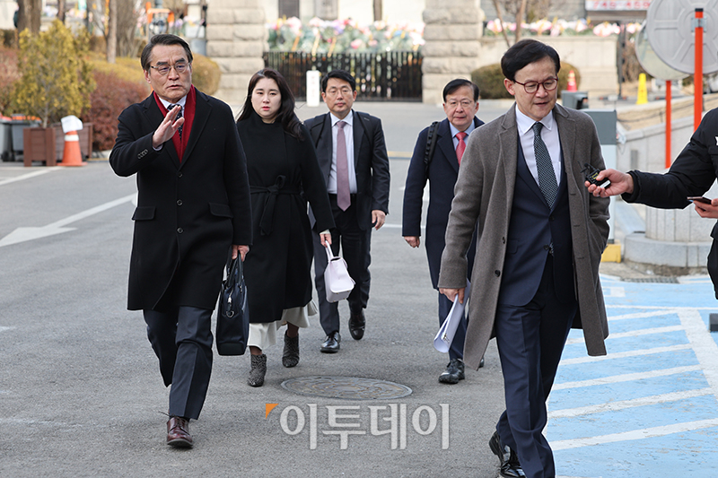 ▲윤석열 대통령 법률대리인 배보윤(왼쪽), 배진한(오른쪽) 변호사가 3일 서울 종로구 헌법재판소에서 열린 윤석열 대통령 탄핵심판 2차 변론준비기일에 참석하고 있다. 고이란 기자 photoeran@