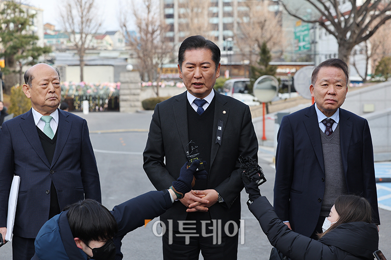 ▲윤석열 대통령 탄핵소추단장 정청래(가운데) 국회 법사위원장이 3일 서울 종로구 헌법재판소에서 열린 윤석열 대통령 탄핵심판 2차 변론준비기일에 법률대리인단 공동 대표 김이수(오른쪽) 전 헌법재판관 등과 참석하고 있다. 고이란 기자 photoeran@