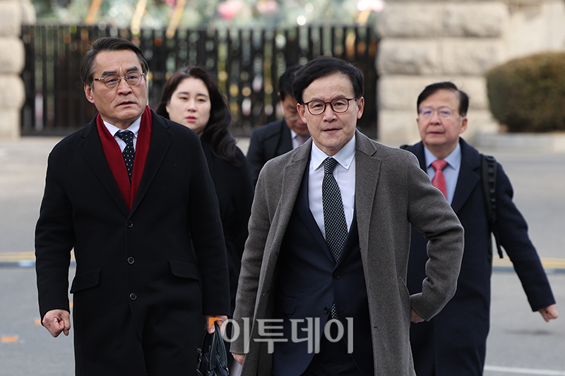 ▲윤석열 대통령 법률대리인 배보윤(왼쪽), 배진한(오른쪽) 변호사가 3일 서울 종로구 헌법재판소에서 열린 윤석열 대통령 탄핵심판 2차 변론준비기일에 참석하고 있다. 고이란 기자 photoeran@