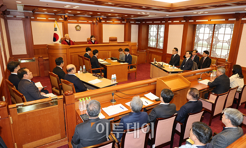 ▲정형식, 이미선 헌법재판관이 3일 서울 종로구 헌법재판소 소심판정에서 윤석열 대통령 탄핵 심판 2차 변론준비기일을 진행하고 있다. 고이란 기자 photoeran@