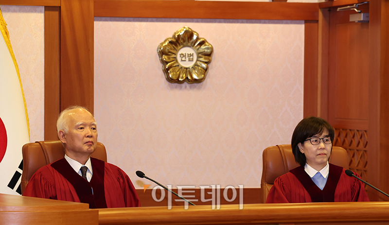 ▲정형식, 이미선 헌법재판관이 3일 서울 종로구 헌법재판소 소심판정에서 윤석열 대통령 탄핵 심판 2차 변론준비기일을 진행하고 있다. 고이란 기자 photoeran@