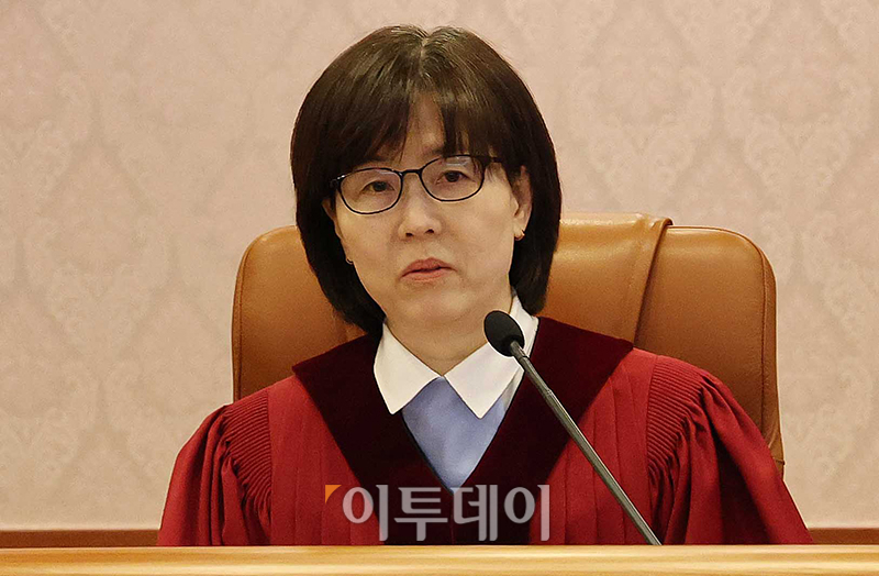 ▲이미선 헌법재판관이 3일 서울 종로구 헌법재판소 소심판정에서 윤석열 대통령 탄핵 심판 2차 변론준비기일을 진행하고 있다. 고이란 기자 photoeran@