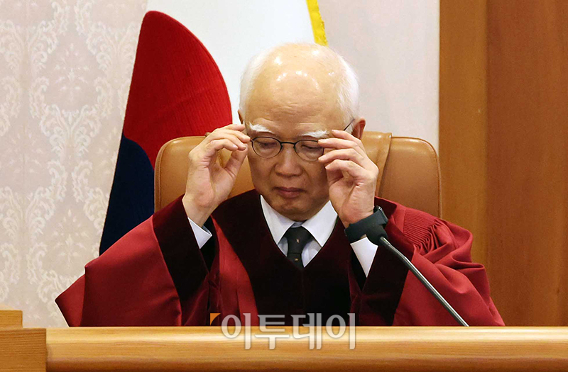 ▲정형식 헌법재판관이 3일 서울 종로구 헌법재판소 소심판정에서 윤석열 대통령 탄핵 심판 2차 변론준비기일을 진행하고 있다. 고이란 기자 photoeran@