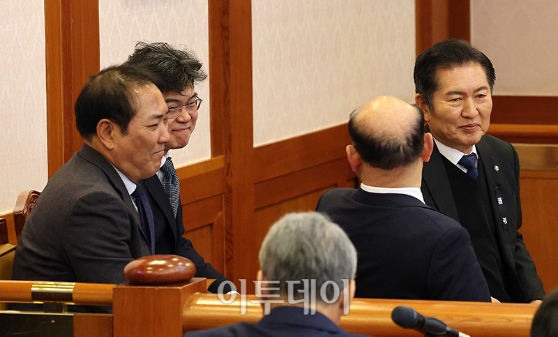 ▲정청래 국회 탄핵소추단장이 3일 서울 종로구 헌법재판소 소심판정에서 열린 윤석열 대통령 탄핵 심판 2차 변론준비기일에서 국회 측 소추 대리인단과 대화하고 있다. 고이란 기자 photoeran@