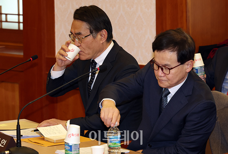 ▲윤석열 대통령 측 변호인단 배보윤(왼쪽), 배진한 변호사가 3일 서울 종로구 헌법재판소 소심판정에서 열리는 윤석열 대통령 탄핵심판 사건 2차 변론준비기일에 출석해 물을 마시고 있다. 고이란 기자 photoeran@