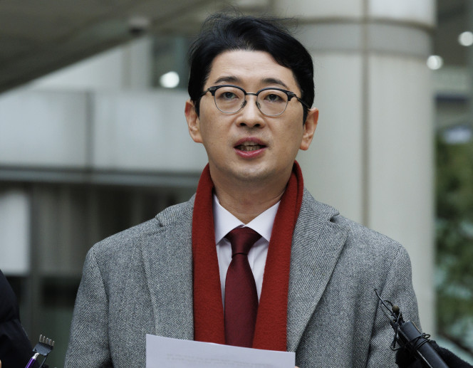 ▲국민의힘 법률자문위원회 위원장인 주진우 의원이 지난해 12월 16일 오후 서울 서초구 서울고등법원에 이재명 더불어민주당 대표의 공직선거법 재판 지연 방지 탄원서를 제출하기 전 탄원 내용과 취지를 말하고 있다. (연합뉴스)