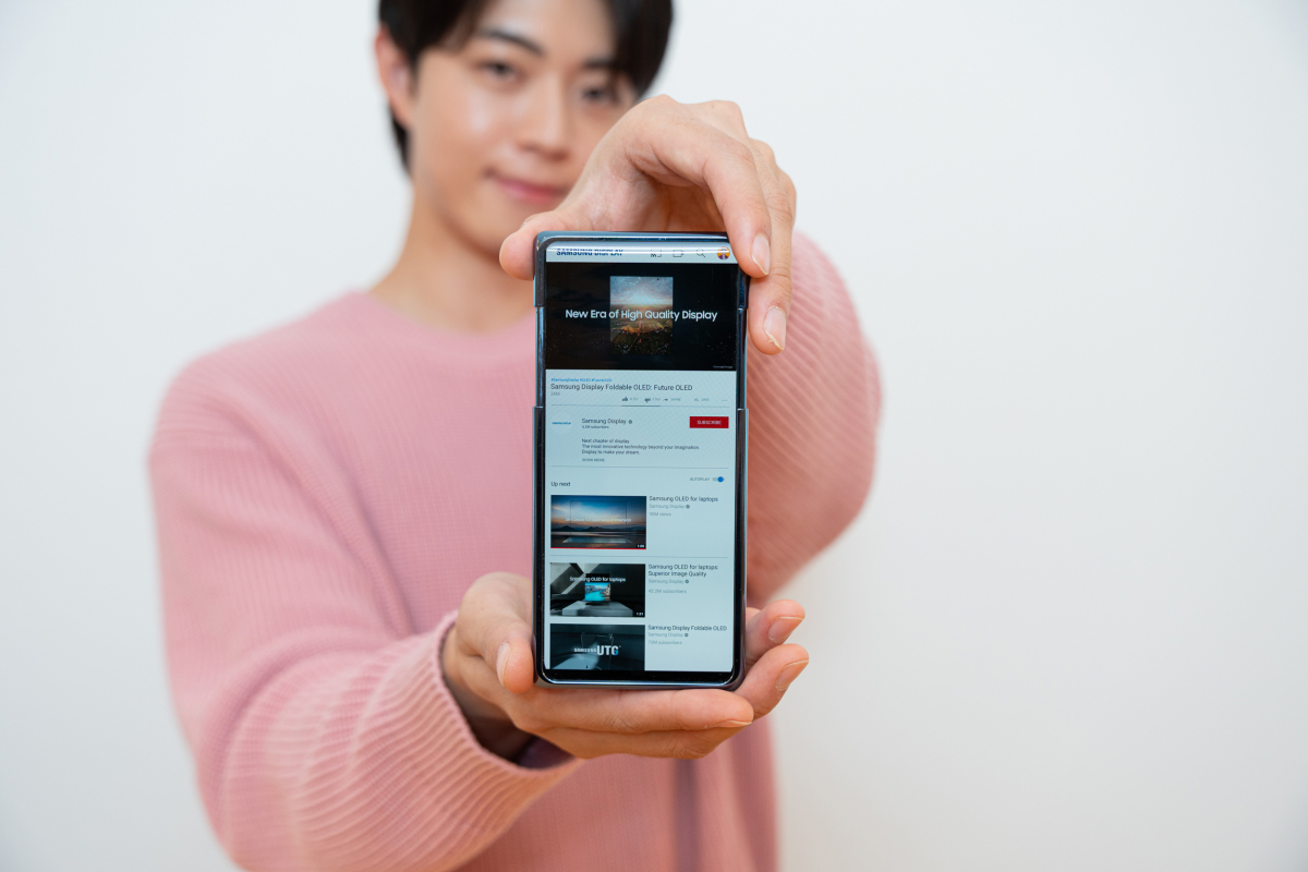 ▲삼성디스플레이는 'CES 2025'에서 스마트폰 화면을 세로로 늘릴 수 있는 '슬라이더블 플렉스 버티컬' 제품을 선보인다. (사진제공-삼성디스플레이)