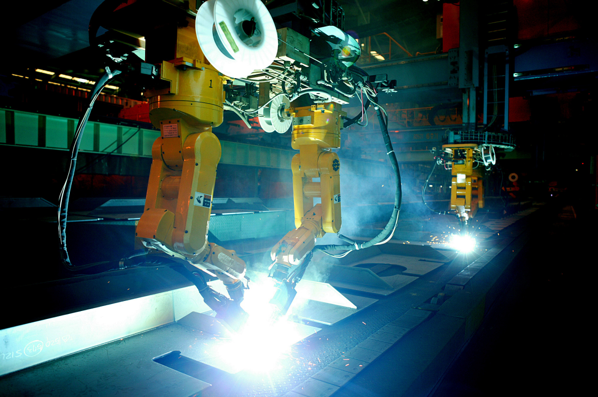 ▲용접기를 장착한 로봇팔이 선박용 철판을 이어붙이고 있다. (사진제공=삼성중공업)