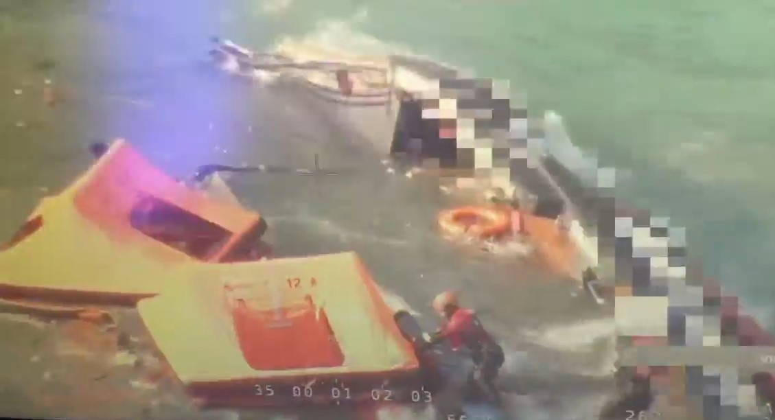 ▲좌초 낚싯배 구조(목포해경/연합뉴스)