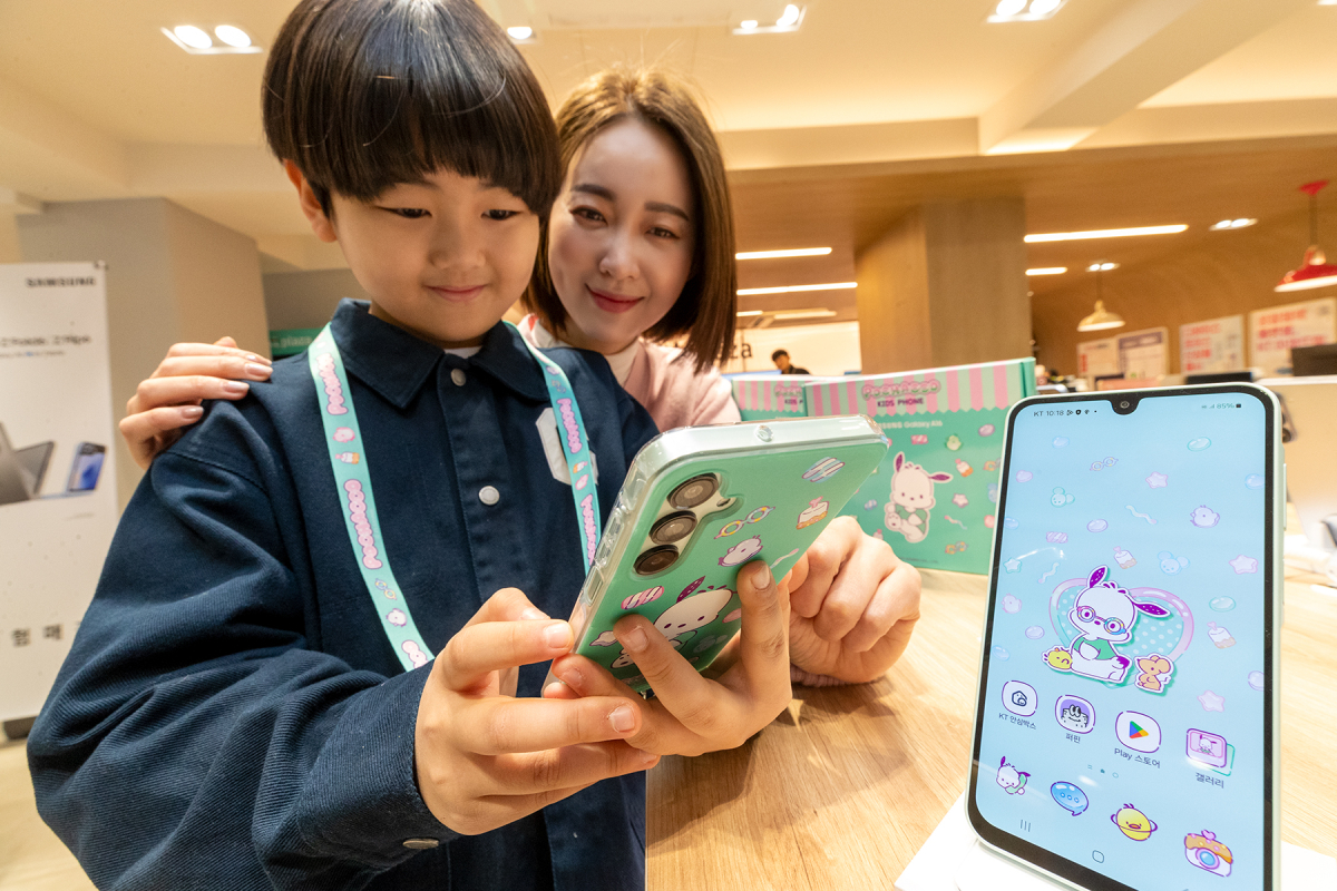 ▲KT가 산리오 인기 캐릭터 ‘포차코’ 테마를 적용한 스마트폰 ‘포차코 키즈폰’을 5일 KT 공식 온라인몰 KT닷컴에서 사전 판매를 시작한다. (사진제공=KT)