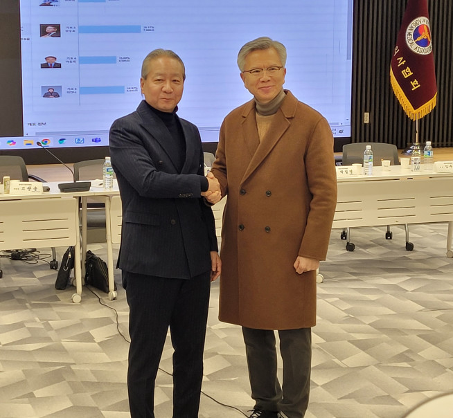 ▲대한의사협회 중앙선거관리위원회는 2일부터 4일까지 실시된 ‘제43대 대한의사협회 회장선거’ 투표 결과, 기호 1번 김택우(오른쪽) 후보와 기호 3번 주수호(왼쪽) 후보가 결선에 진출했다고 밝혔다. 결선투표는 7일 오전 8시부터 오후 10시, 8일 오전 8시부터 오후 6시까지 전자투표로 진행된다. (사진제공=대한의사협회)