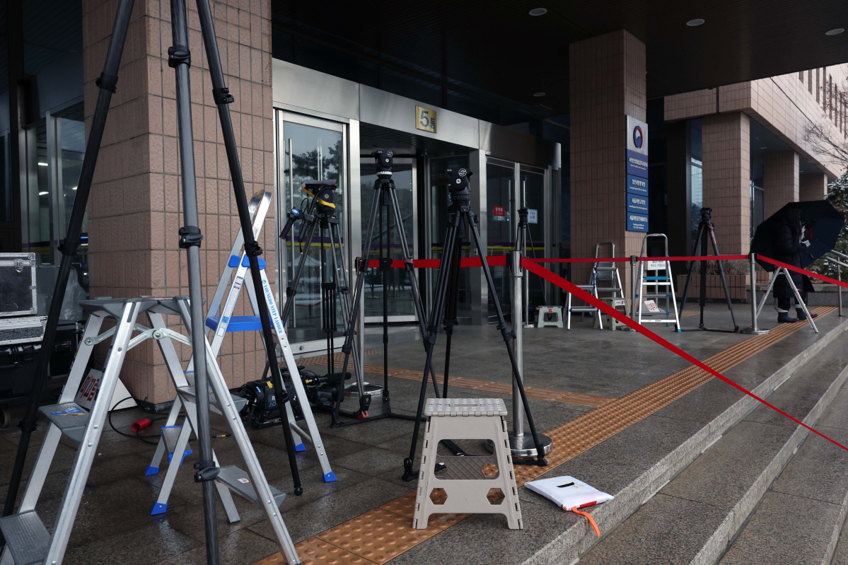 ▲윤석열 대통령에 대한 체포영장 유효기간 만료가 하루 앞으로 다가온 5일 경기 과천시 고위공직자범죄수사처앞에 포토라인이 설치돼 있다. 신태현 기자 holjjak@