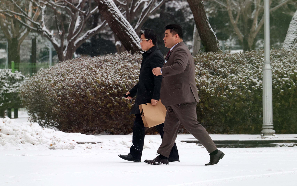 ▲윤석열 대통령에 대한 체포영장 유효기간 만료가 하루 앞으로 다가온 5일 경기 과천시 고위공직자범죄수사처로 오동운 공수처장이 출근하고 있다. 신태현 기자 holjjak@