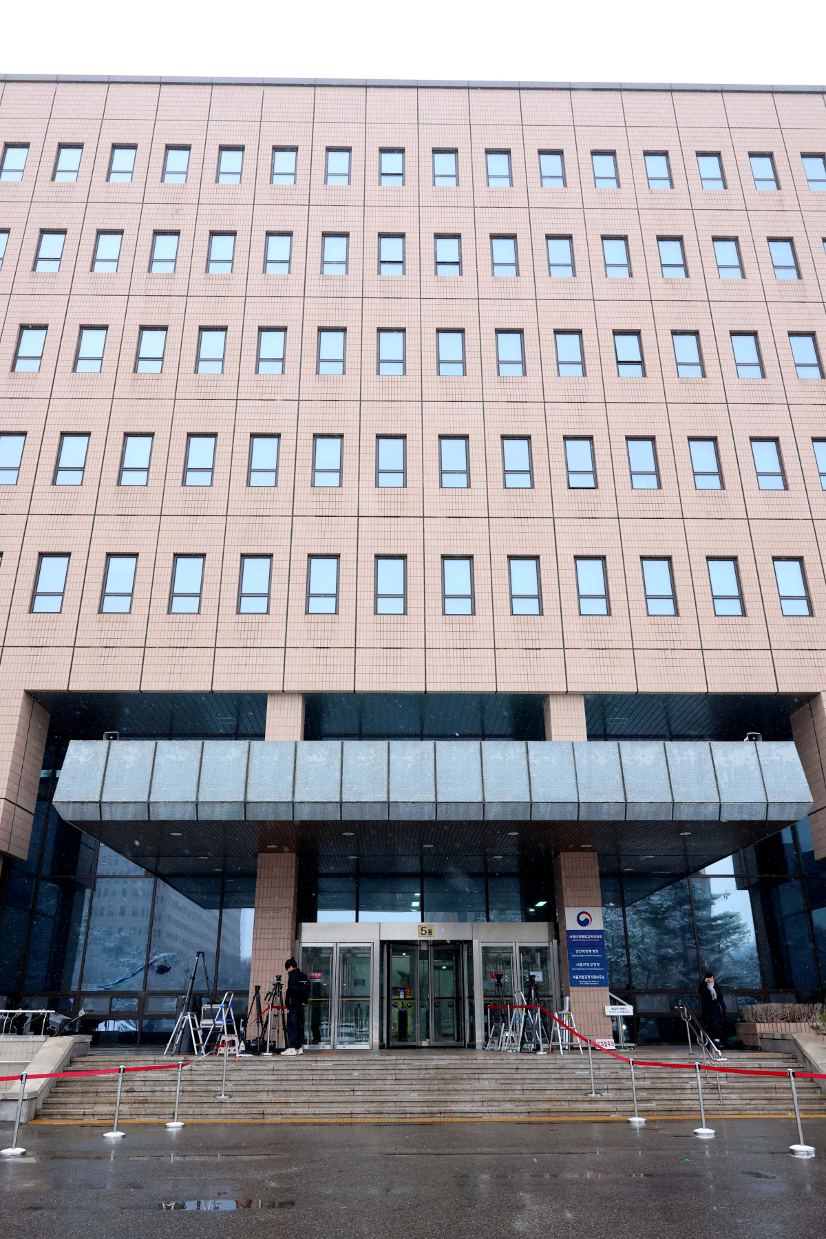 ▲윤석열 대통령에 대한 체포영장 유효기간 만료가 하루 앞으로 다가온 5일 경기 과천시 고위공직자범죄수사처앞에 포토라인이 설치돼 있다. 신태현 기자 holjjak@