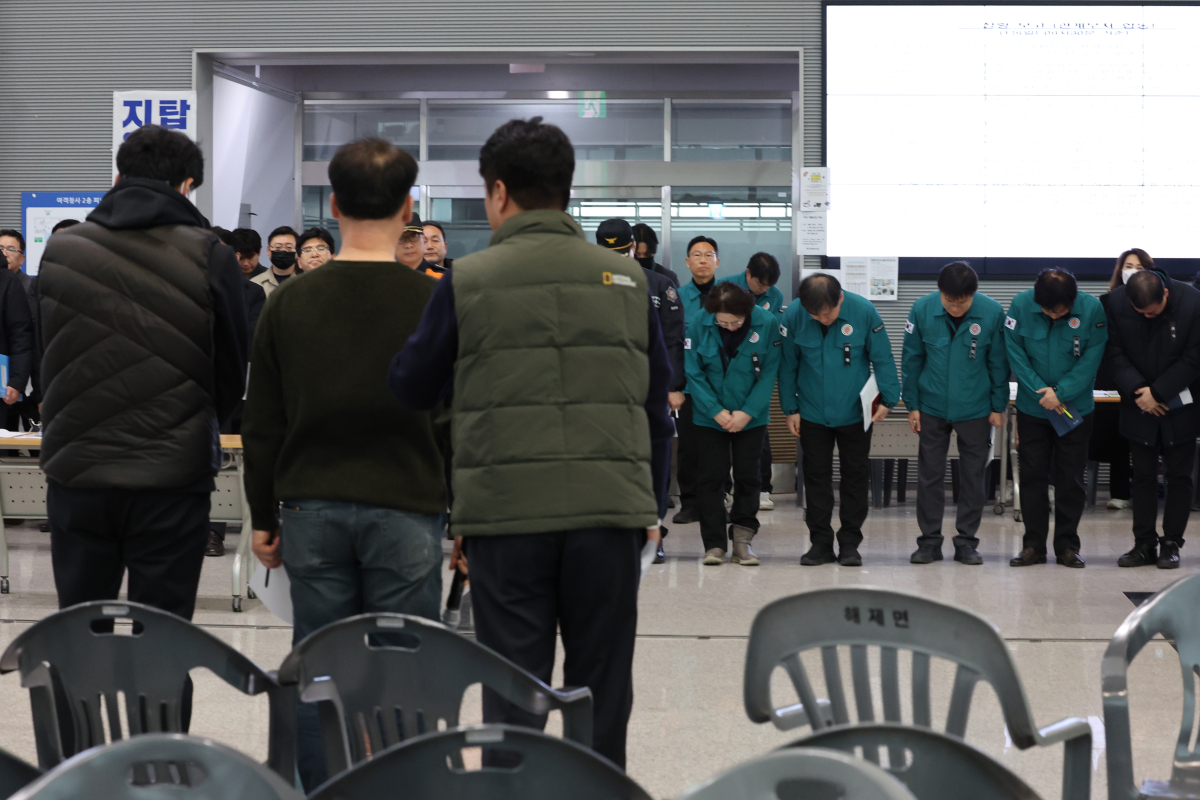 ▲5일 오전 전남 무안군 무안국제공항에서 제주항공 여객기 참사 희생자 유가족대표의 감사 인사를 받은 공직자들이 고개를 숙여 인사하고 있다. (연합뉴스)