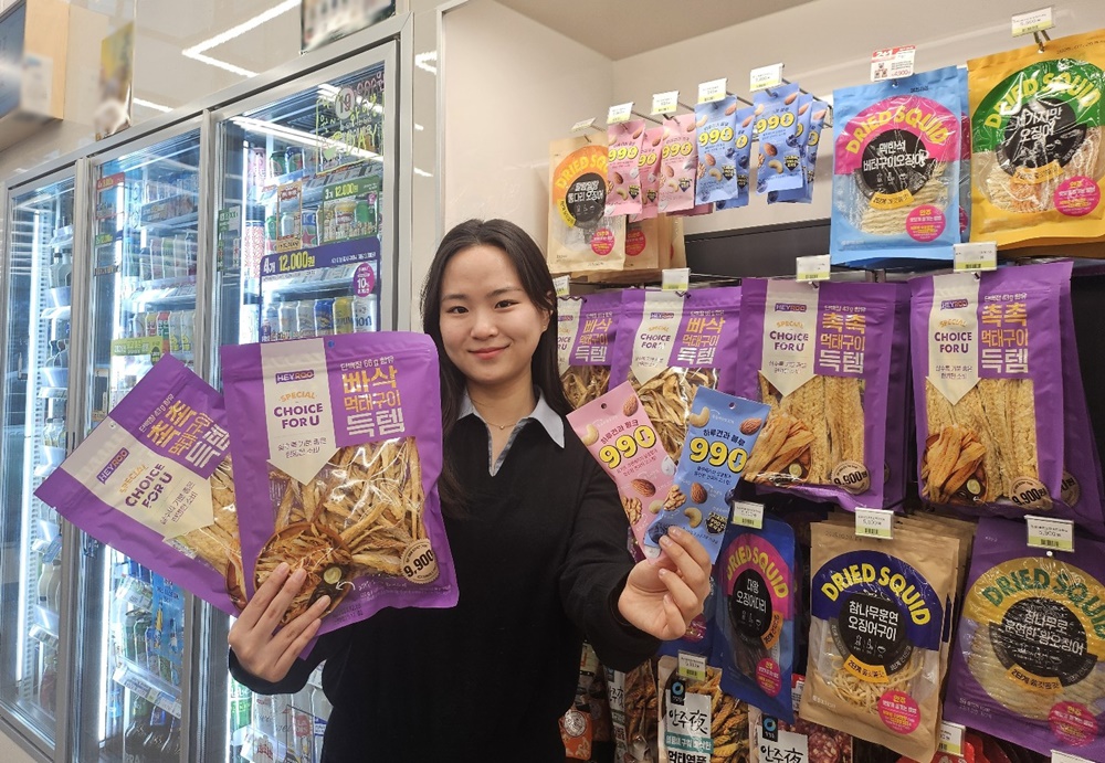 ▲모델이 편의점 CU에서 초저가 신상품 '먹태구이 득템 2종'을 소개하고 있다. (사진제공=BGF리테일)