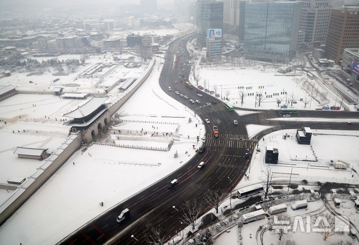▲서울과 수도권을 비롯한 곳곳에 대설특보가 내려진 5일 서울 경복궁과 광화문 일대에 눈이 쌓여 있다. (뉴시스)
