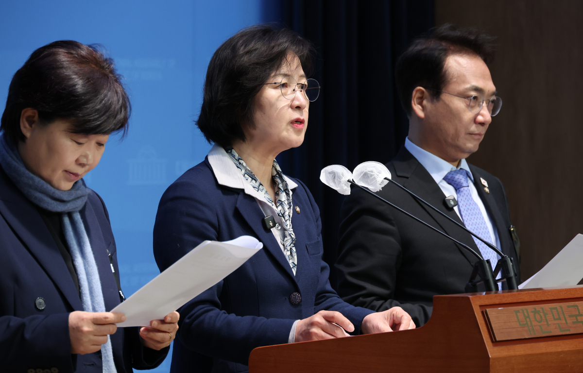 ▲추미애(가운데) 더불어민주당 윤석열내란진상조사단 단장과 서영교(왼쪽) 부단장, 박선원 간사가 5일 서울 여의도 국회 소통관에서 지난 3일 공수처의 윤석열 대통령에 대한 체포영장 집행 과정에서 경호처의 대응과 관련해 긴급 기자회견을 하고 있다.  (뉴시스)