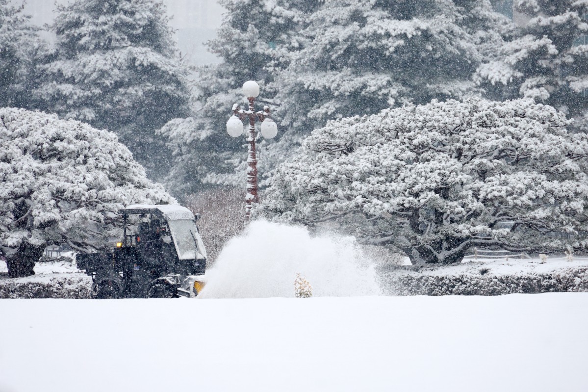 ▲ 5일 오전 서울 여의도 국회에서 관계자가 제설 작업을 하고 있다. (뉴시스)
