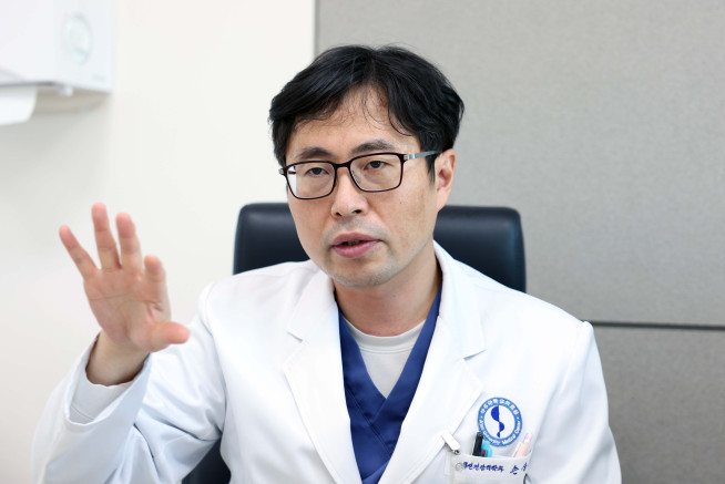 ▲손상준 아주대병원 정신건강의학과 교수는 본지와 인터뷰에서 초고령화사회 노인 정신건강 문제 해결을 위해 “노인 스스로도 고립되지 않기 위한 노력이 반드시 필요하다”면서 “정부의 초고령화 관련 정책 사업 구조 재편이 필요하다”고 제언했다. 신태현 기자 holjjak@