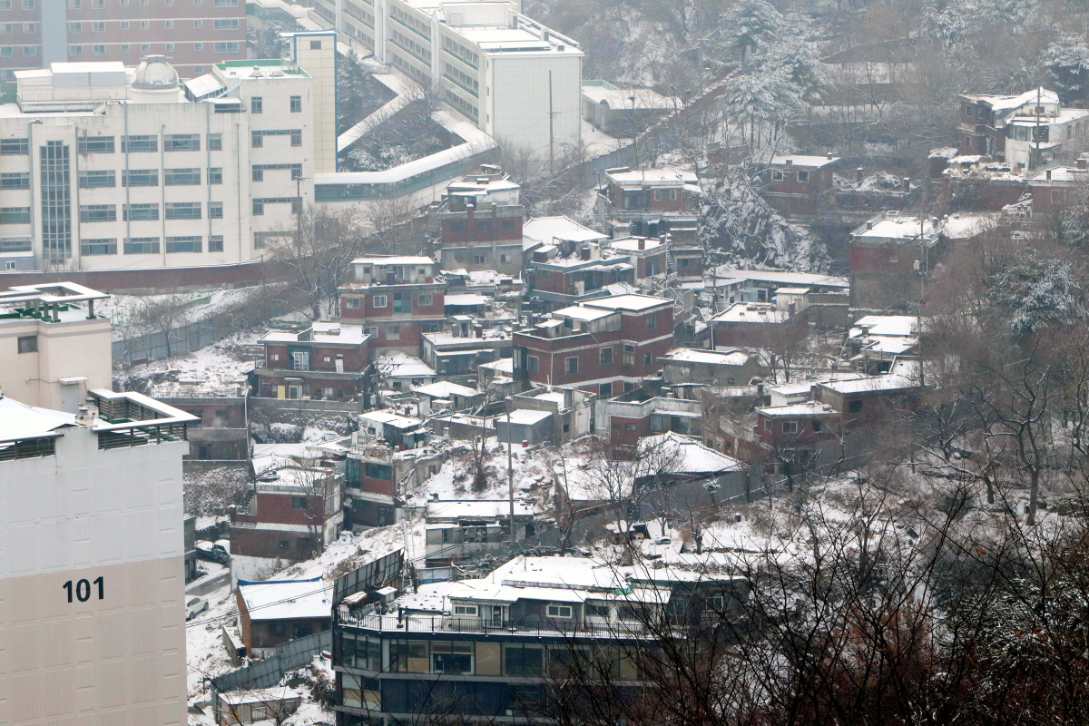 ▲절기상 소한(小寒)이자 서울을 비롯한 중부지방에 많은 눈이 내린 5일 서울 인왕산에서 바라본 도심에 눈이 쌓여있다. 신태현 기자 holjjak@