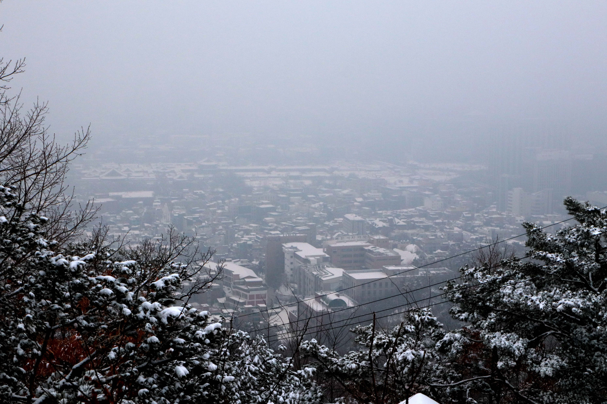 ▲절기상 소한(小寒)이자 서울을 비롯한 중부지방에 많은 눈이 내린 5일 서울 인왕산에서 바라본 도심에 눈이 쌓여있다. 신태현 기자 holjjak@