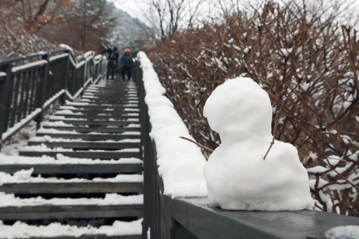 ▲절기상 소한(小寒)이자 서울을 비롯한 중부지방에 많은 눈이 내린 5일 서울 인왕산에 눈사람이 놓여있다. 신태현 기자 holjjak@