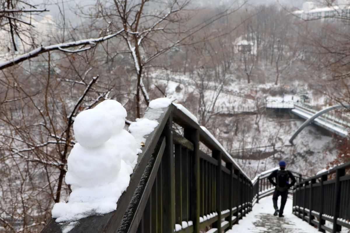 ▲절기상 소한(小寒)이자 서울을 비롯한 중부지방에 많은 눈이 내린 5일 서울 인왕산에 눈사람이 놓여있다. 신태현 기자 holjjak@