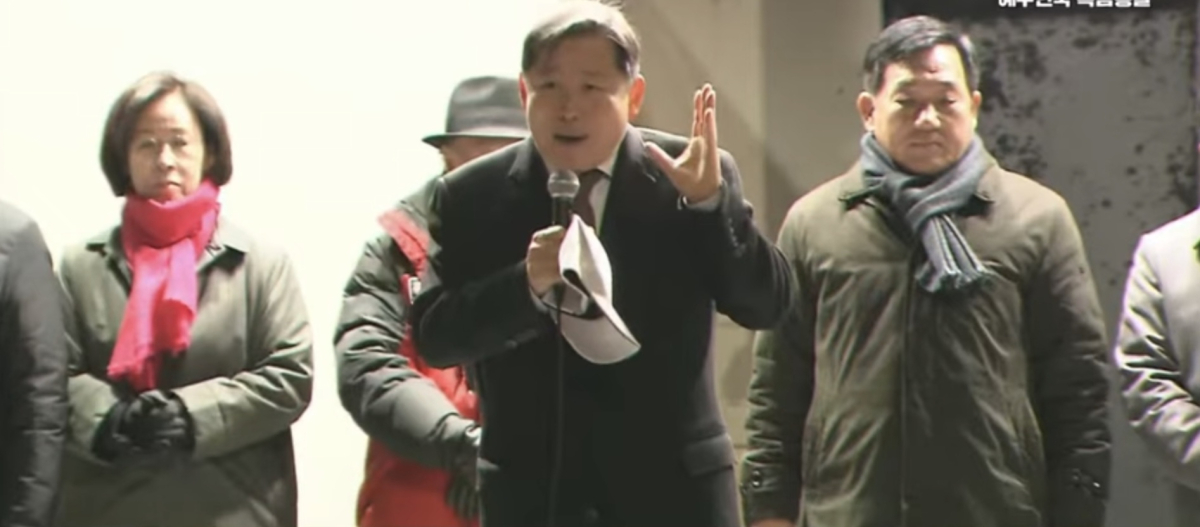 ▲구자근·강승규·박성민·이인선·이철규·임종득·김민전·조배숙 국민의힘 의원들이 4일 서울 한남동 일대에서 열린 탄핵 반대 집회에 참석하고 있다.  (유튜브 갈무리)