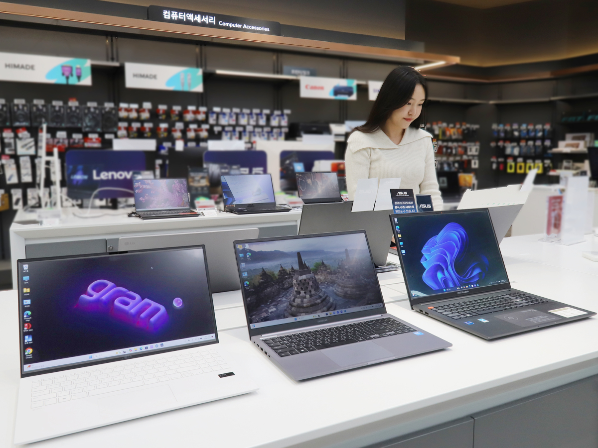 ▲롯데하이마트에서 고객이 인기 노트북 상품을 살펴보고 있다. (사진제공=롯데하이마트)
