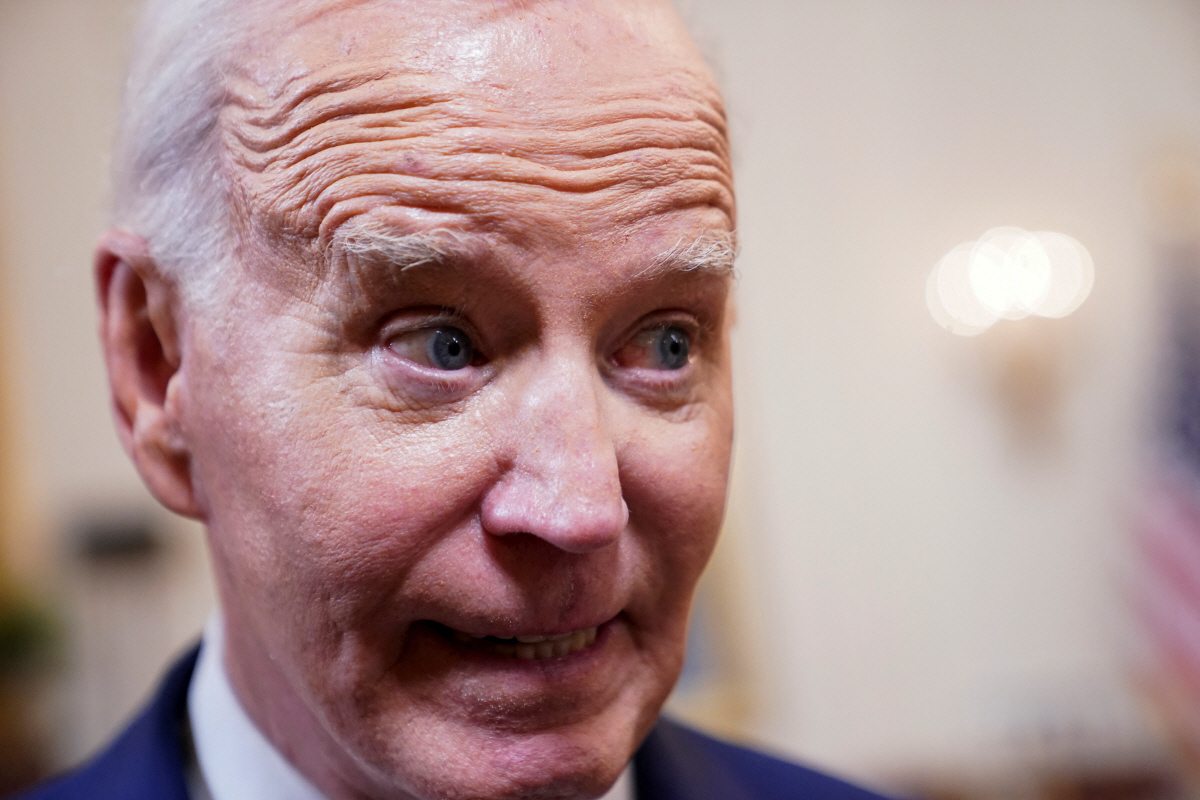 ▲조 바이든 미국 대통령이 5일(현지시간) 백악관에서 기자들과 대화하고 있다. 워싱턴D.C./로이터연합뉴스