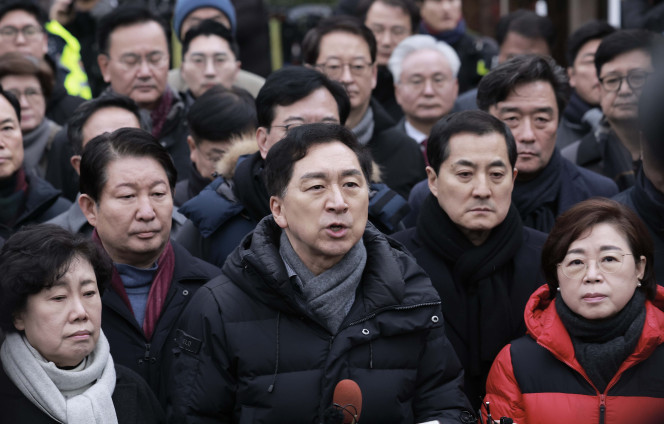 ▲국민의힘 김기현 의원을 비롯한 소속 의원들이 6일 서울 용산구 대통령 관저 앞에 모인 취재진에게 입장을 밝히고 있다. (연합뉴스)