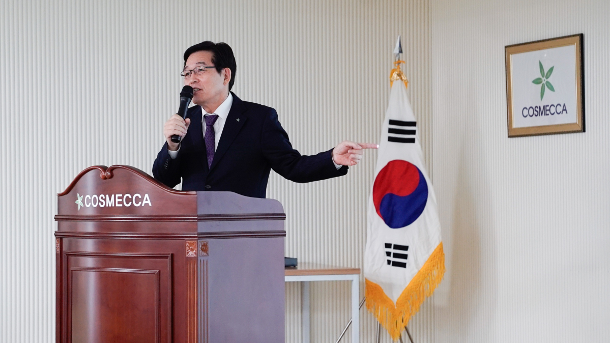 ▲조임래 코스메카코리아 회장이 2일 충북 음성 본사에서 열린 시무식에서 신년사를 하고 있다. (사진제공=코스메카코리아)