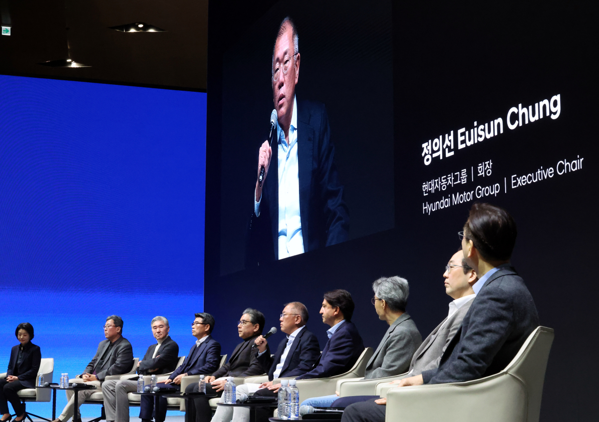 ▲6일 경기 고양시 '현대모터스튜디오 고양'에서 열린 2025 신년회에서 정의선 현대차그룹 회장 등 경영진들이 좌담회를 하며 인사말을 하고 있다.  (연합뉴스)