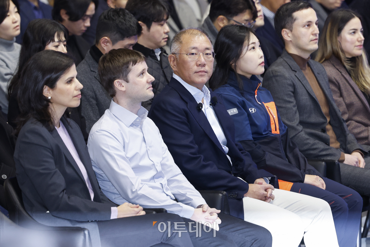 ▲정의선(앞줄 왼쪽 세 번째) 현대자동차그룹 회장이 6일 경기 고양시 현대 모터스튜디오 고양에서 열린 2025 현대자동차그룹 신년회에 참석해 있다. 조현호 기자 hyunho@